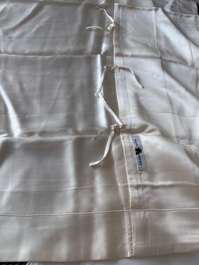 Kumi Kookoon Cream silk pillowcases .2pc.
New without tags.